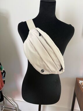 CALIA by Carrie Underwood Cream Crossbody Sling Bag NEVER WORN/PERFECT CONDITION